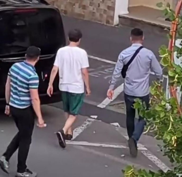 Nicușor Dan, vizită la rude în Făgăraș după slujba de Sfânta Maria de la Mănăstirea Dejani