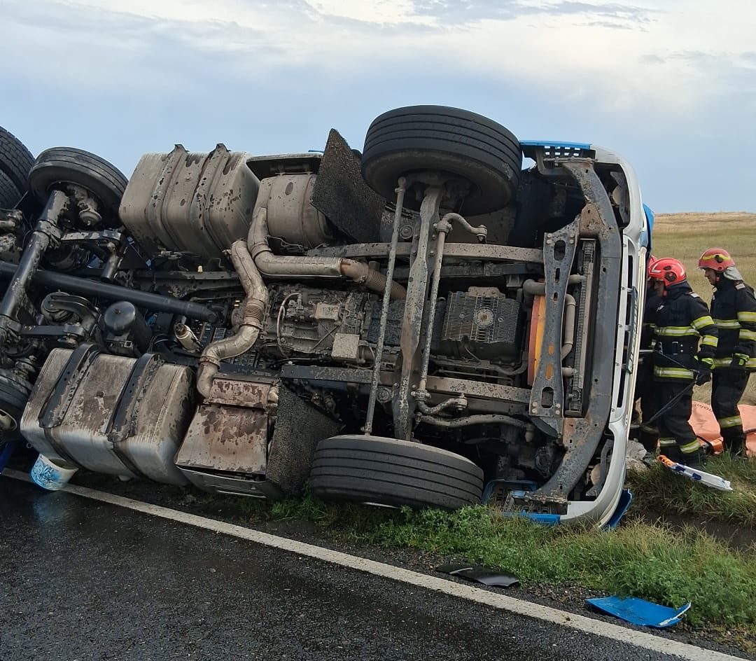 TIR răsturnat pe DN22, în zona Tariverde. Șoferul este încarcerat, traficul este blocat