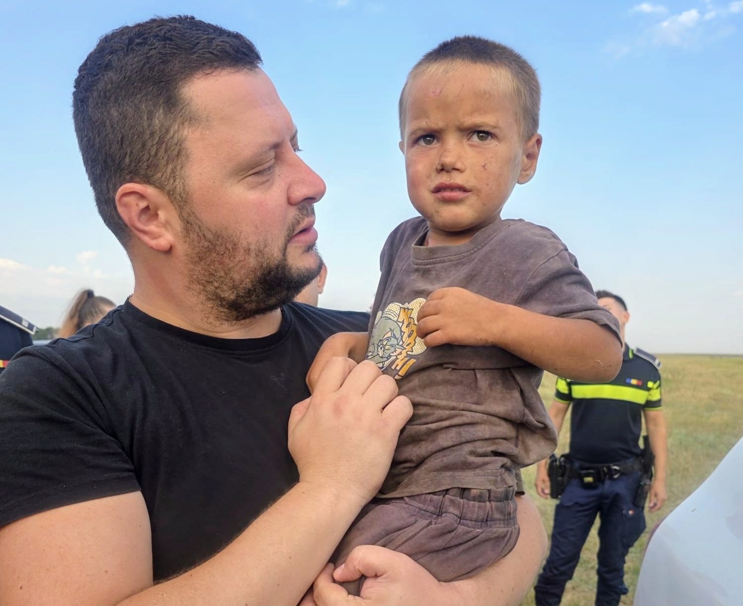 Spaima unei nopți s-a încheiat cu bucurie: copilul de 3 ani dispărut la Corbu a fost găsit