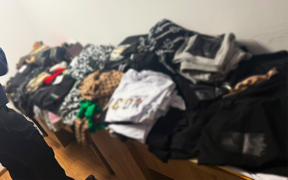 Haine de firmă la preț de contrabandă. Polițiștii au găsit sute de articole contrafăcute, de peste 90.000 de lei