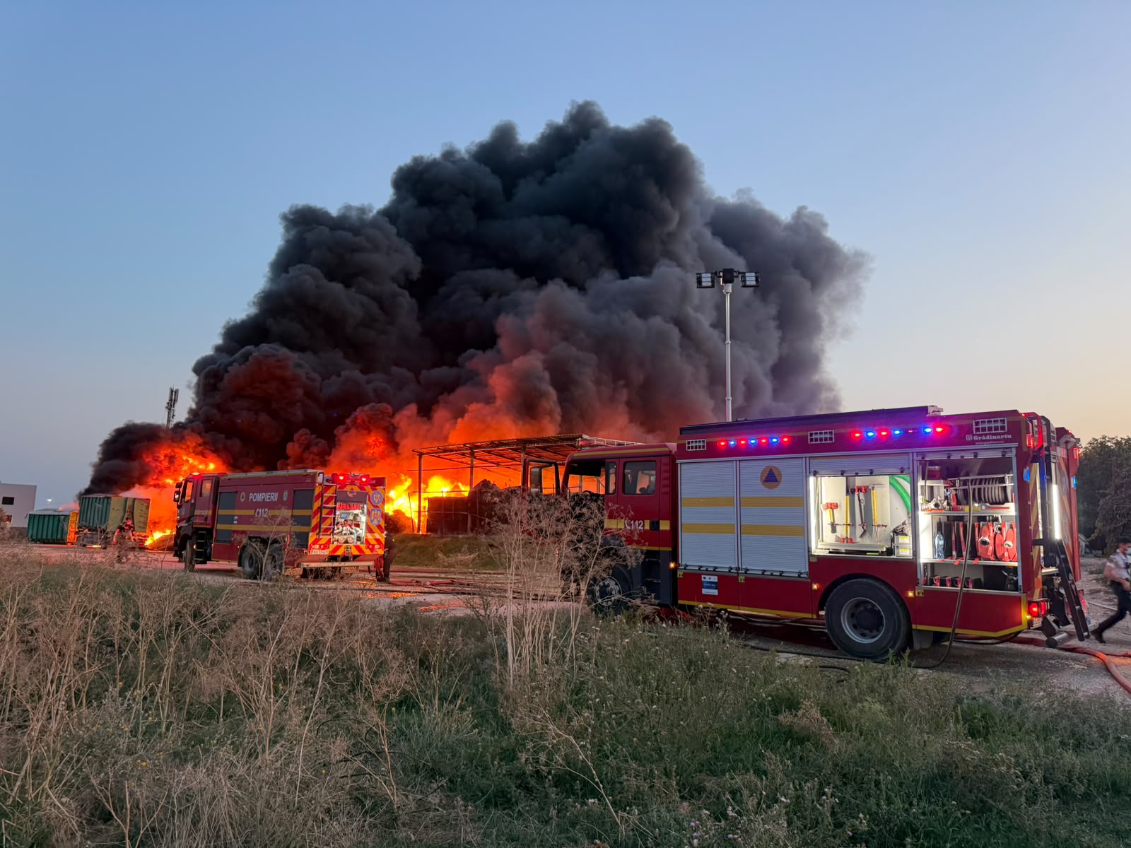 Incendiul de la depozitul de uleiuri din județul Constanța a fost stins după 12 ore. Pompierii rămân la fața locului