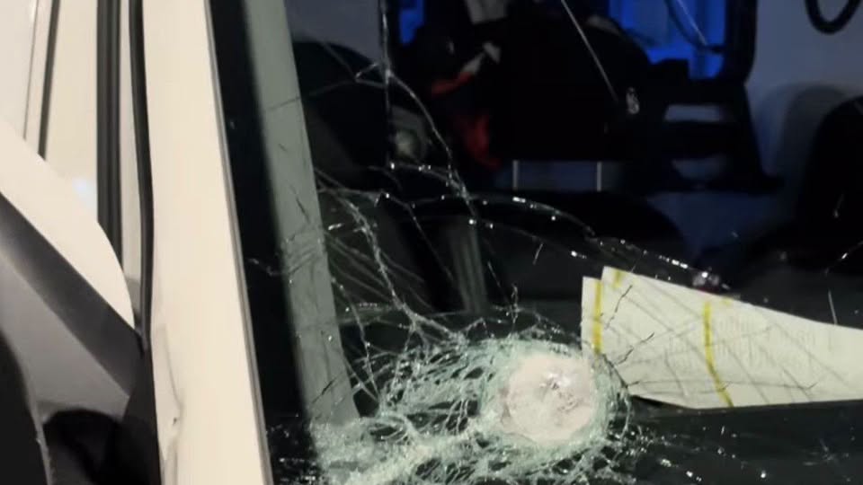 Ambulanță atacată cu bâte și topoare, în Cluj. Șapte persoane au fost arestate preventiv
