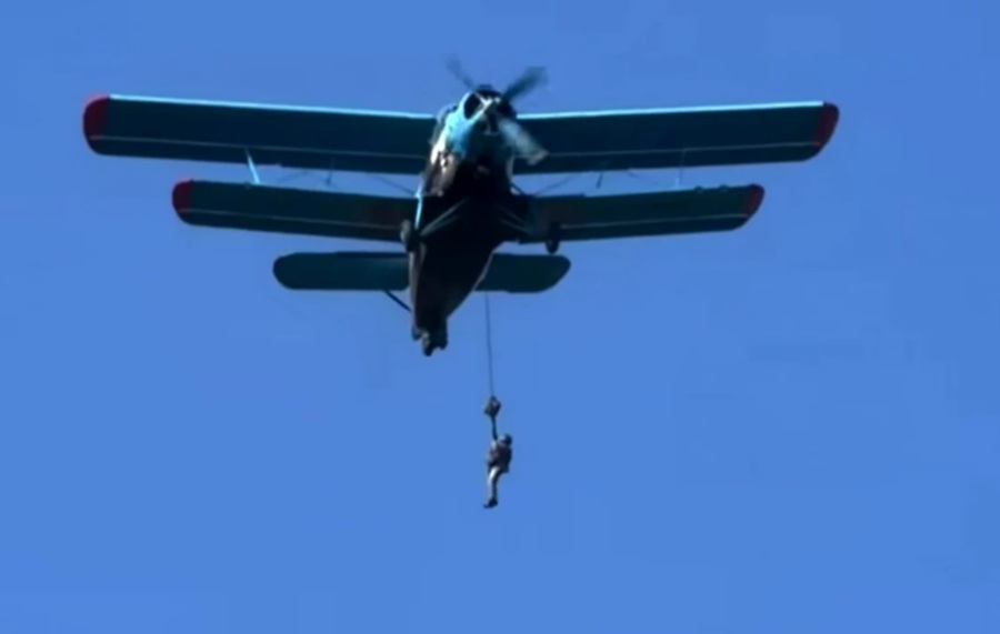 Un parașutist militar a rămas agățat de un avion în timpul unui exercițiu. Momente de panică în timpul unui exercițiu al Forțelor pentru Operații Speciale