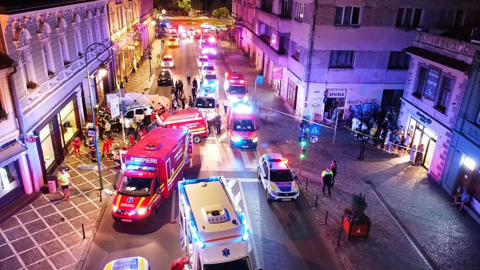 Photo: dottotv.ro Tragedie în centrul Brașovului: șoferul ar fi făcut o criză de epilepsie și a spulberat trei pietoni. Doi au murit – Interne