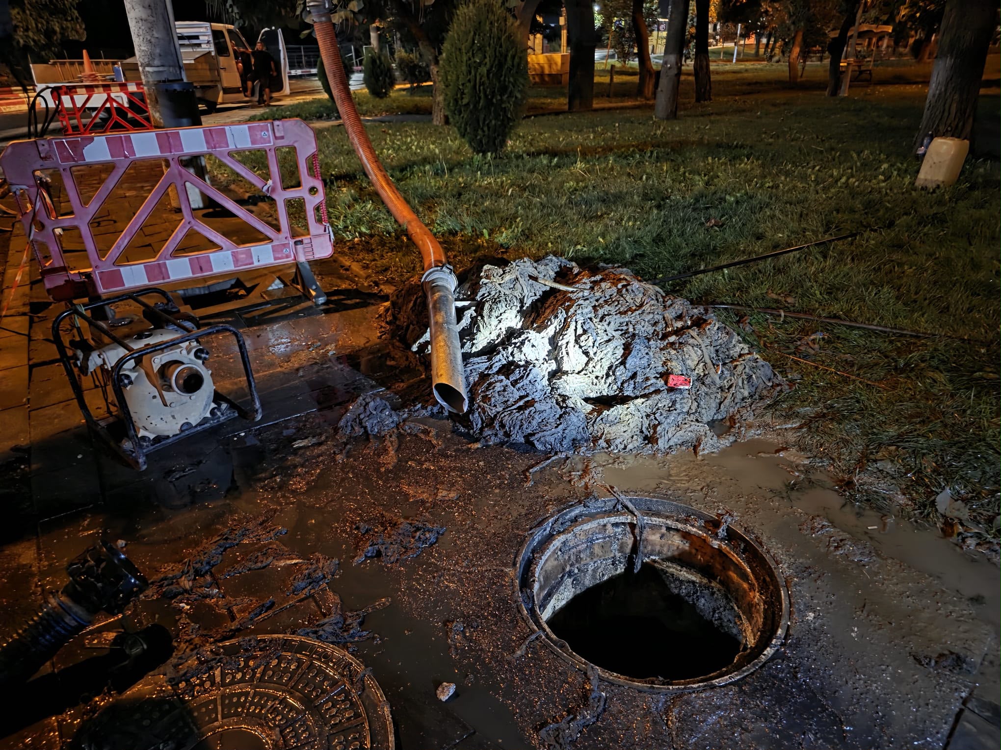 Sute de kilograme de deșeuri au blocat canalizarea din Năvodari. RAJA a intervenit toată noaptea pentru deblocarea colectorului principal