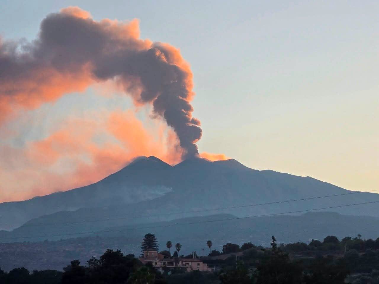 Cenușa de la Etna dă peste cap vacanțele în Sicilia: zborurile de pe aeroportul din Catania, suspendate din nou