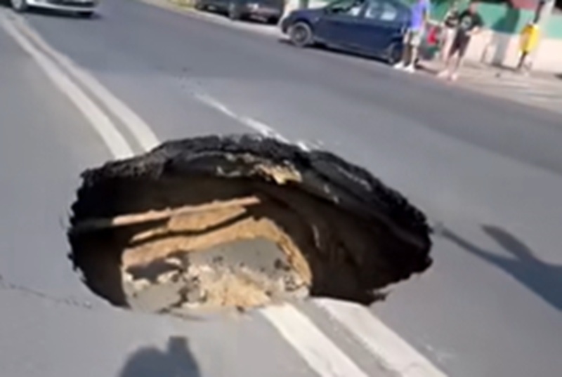 Carmen Șerban, cu mașina într-un crater format pe Bulevardul Eroilor din București. Artista a scăpat nevătămată