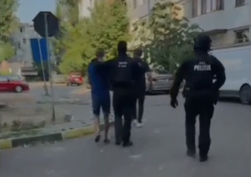 Doi bărbați, reținuți după un furt de 30.000 de lei și bijuterii din aur și argint, la Constanța