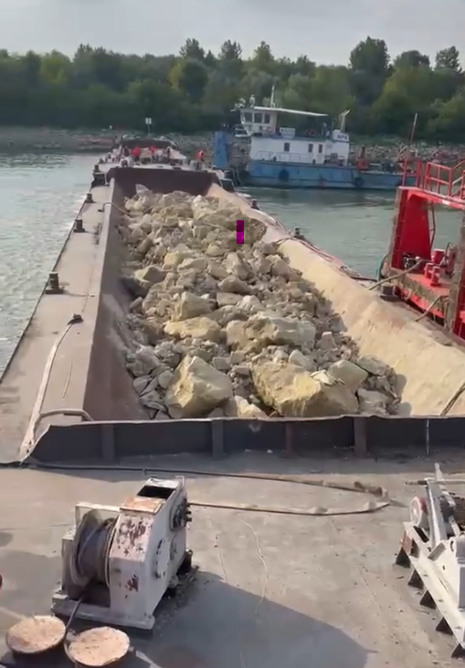 Ungaria scufundă barje în Dunăre pentru a salva centrala nucleară Paks