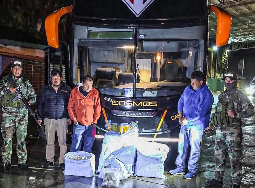 Aproape 100 de kilograme de marijuana descoperite într-un autocar în culorile São Paulo FC