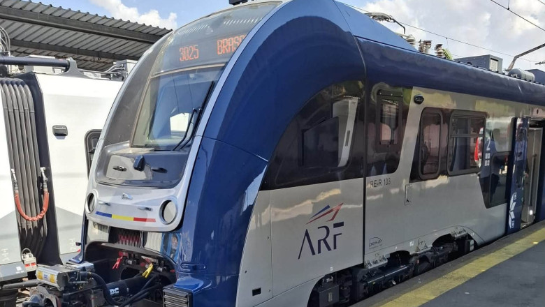 Tren nou, probleme vechi: aproape o oră întârziere și căldură în prima cursă București – Brașov
